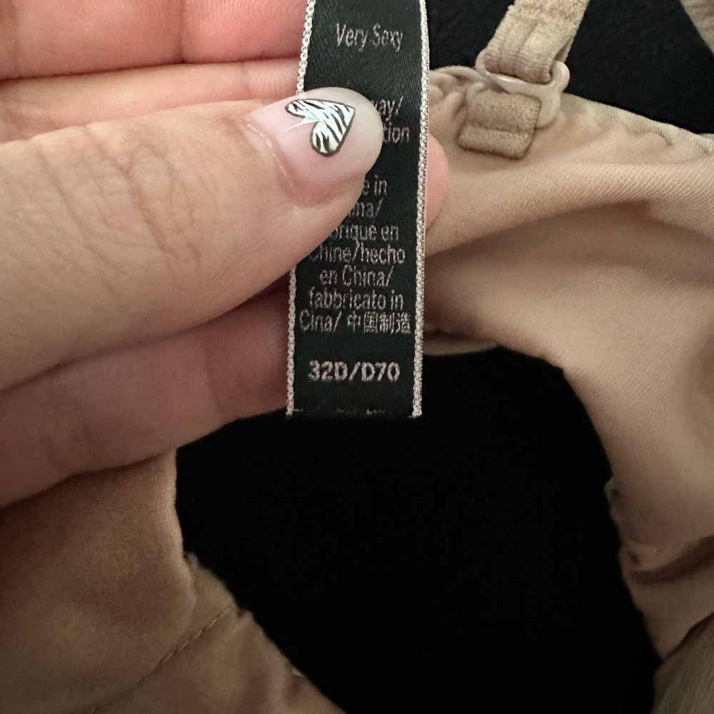victorias secret bra, straps can be crisscrossed or removed. - Picture 2 of 2